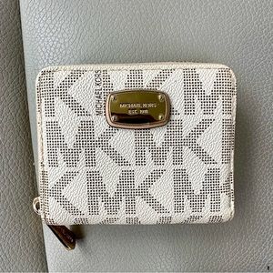 Michael Kors| Small Signature Jet Set Vanilla Zip Around Wallet Bifold